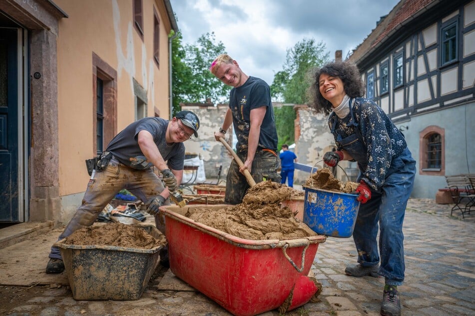 Christian Barsch (22, v.l.), Timon Schubert (20) und Jana Mertens (42) packen am Kunsttherapeutischen Kur- und Seminarhaus Sophiengrund kräftig an.