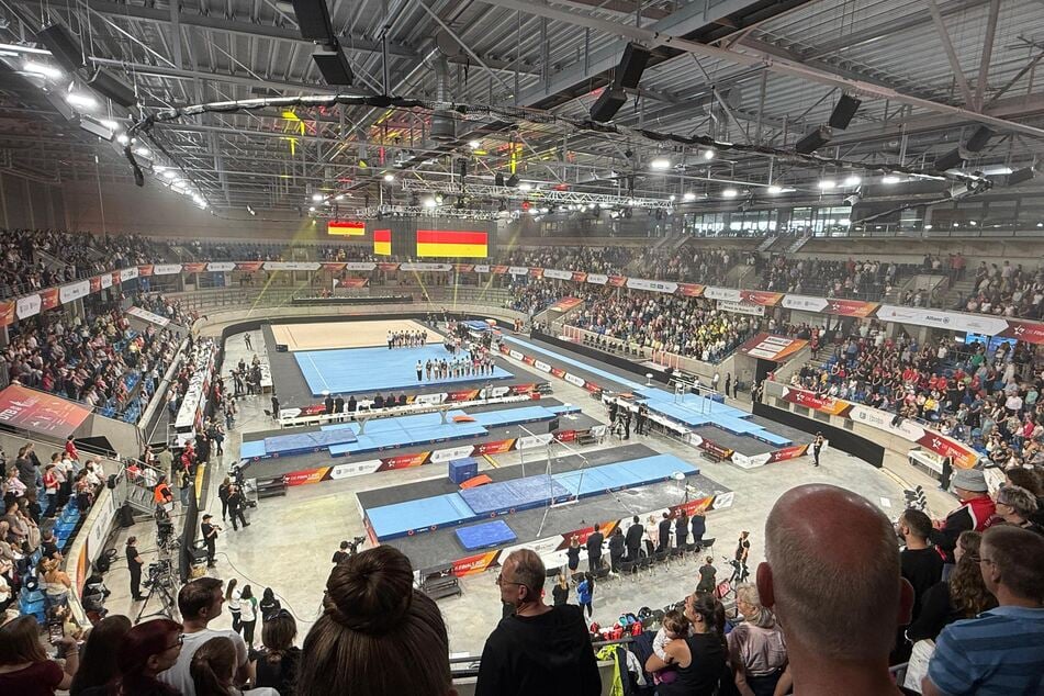 Seit 16 Uhr läuft das Geräteturnen der Damen in der Joynext-Arena.