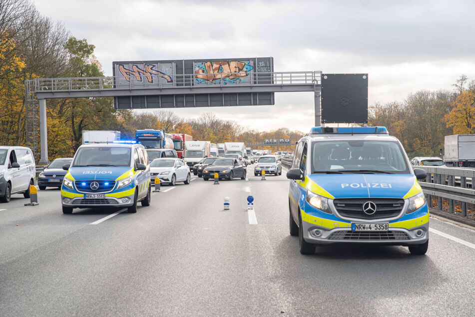 Durch den Unfall kommt es auf der A3 bei Leverkusen zu Beeinträchtigungen im Verkehr.