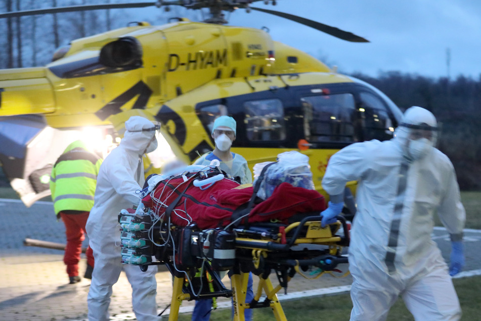 Ein Notarzt-Hubschrauber des ADAC bringt einen Corona-Intensivpatienten aus Sachsen in das Klinikum Südstadt in Rostock.