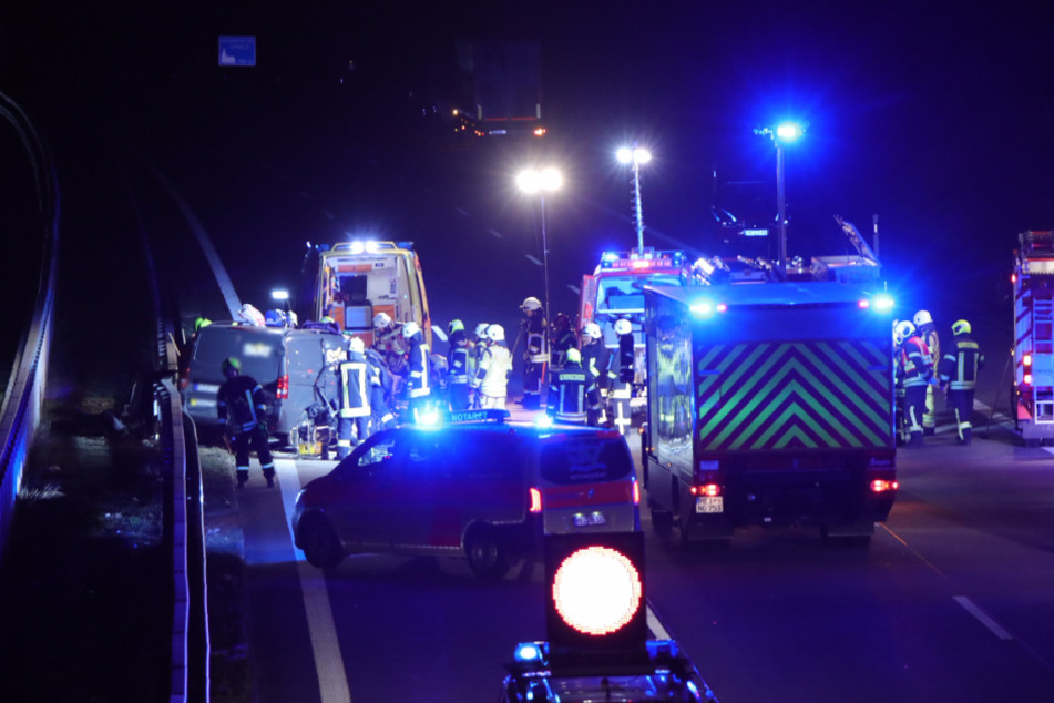 Die Rettungskräfte waren schnell vor Ort und kümmerten sich um die an dem Unfall beteiligten Personen.
