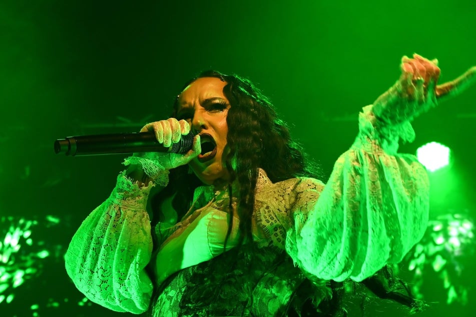 Nicht ohne Grund, denn die Frontfrau zeigte, dass sie von gutturalem Gebrüll bis beinahe schon ätherischem Gesang eine große Bandbreite beherrscht.