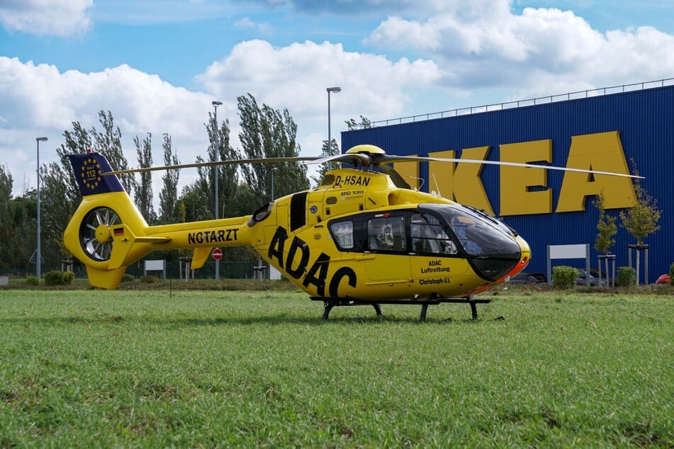 Ein Rettungshubschrauber landete am Donnerstag vor dem IKEA.