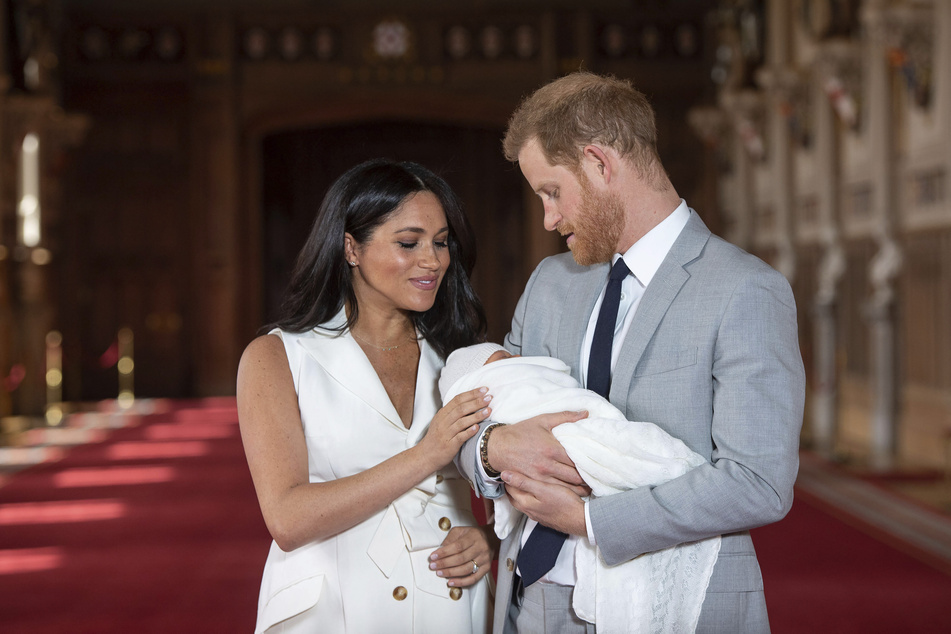 Im Mai 2019 wurde Meghans (40) und Harrys (36) Sohn Archie (inzwischen 2) geboren. Mittlerweile hat das Paar auch eine Tochter: Lilibet kam 4. Juni in Kalifornien zur Welt.