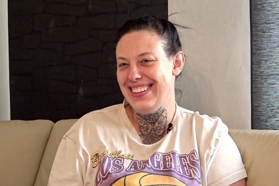 Janine (29) freut sich über ihr Halstattoo.