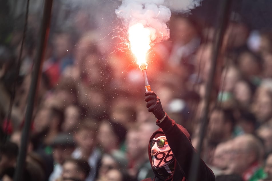 Einige Anhänger von Hannover 96 zündeten gegen Eintracht Braunschweig Pyrotechnik. Nun muss der Zweitligist dafür blechen.