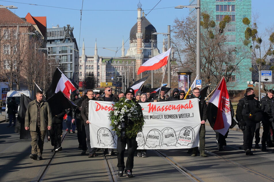 Im vergangenen Jahr konnten die Neonazis um Lutz Giesen (48, l.) durch die Dresdner Innenstadt marschieren.