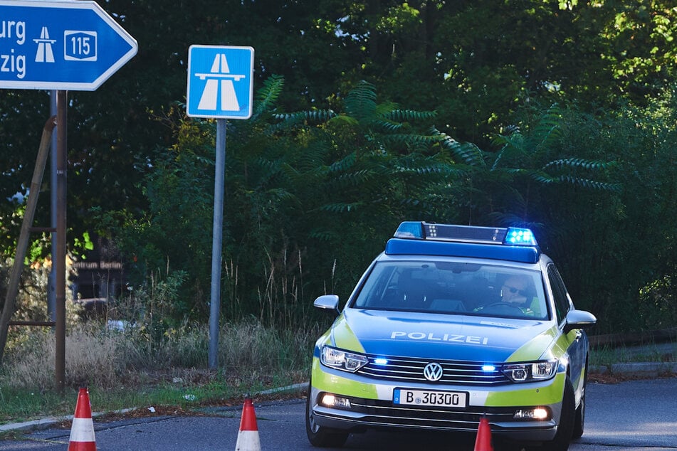 Tragischer Unfall auf AVUS: Lkw-Fahrer kracht in Leitplanke und stirbt