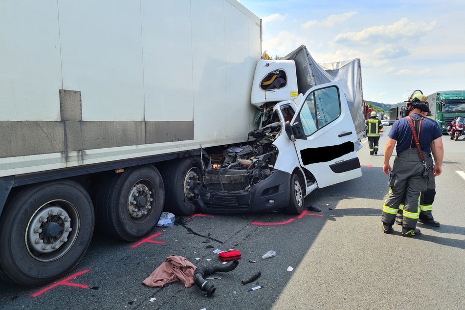 Der weiße Transporter hat sich mit dem Lkw verkeilt, der Fahrer wurde lebensgefährlich verletzt.