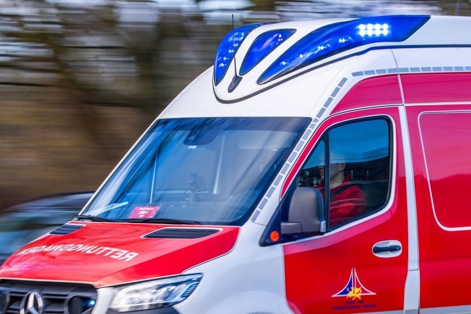 Schockszenen in Bonn: Radlerin gerät unter Bus, Zeugin reanimiert sie am Unfallort