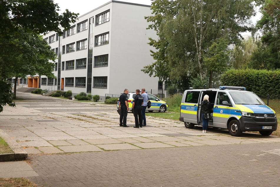 Polizeifahrzeuge stehen vor der Integrierten Gesamtschule in Gera.