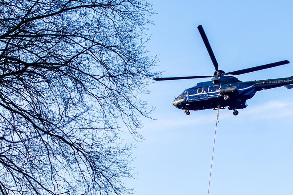 Bundeswehr-Hubschrauber hilft bei Deichsicherung in Niedersachsen