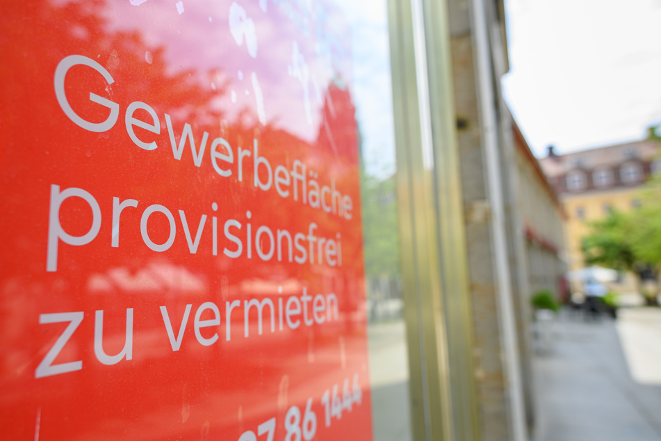 Ein Schild "Gewerbefläche provisionsfrei zu vermieten" klebt an einem Schaufenster eines leer stehenden Ladens in der Dresdner Innenstadt. Sachsen will Händler dabei unterstützen, mit kreativen Ideen die Innenstädte nach der Corona-Krise wieder lebendig zu machen.