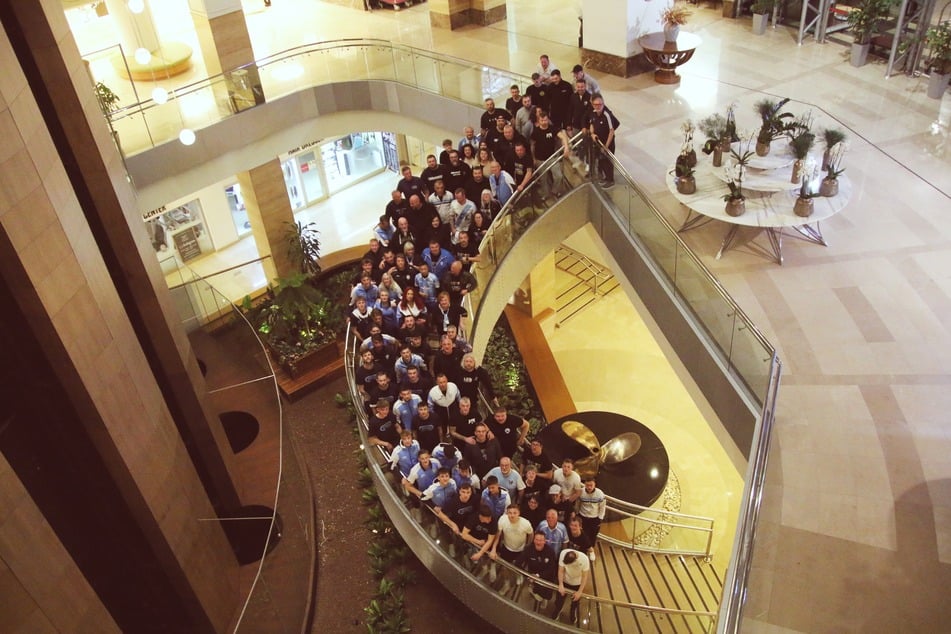 CFC-Spieler, Trainerteam, Betreuer und die zahlreich mitgereisten Fans formierten sich vor dem Fan-Abend zum gemeinsamen Gruppenfoto.