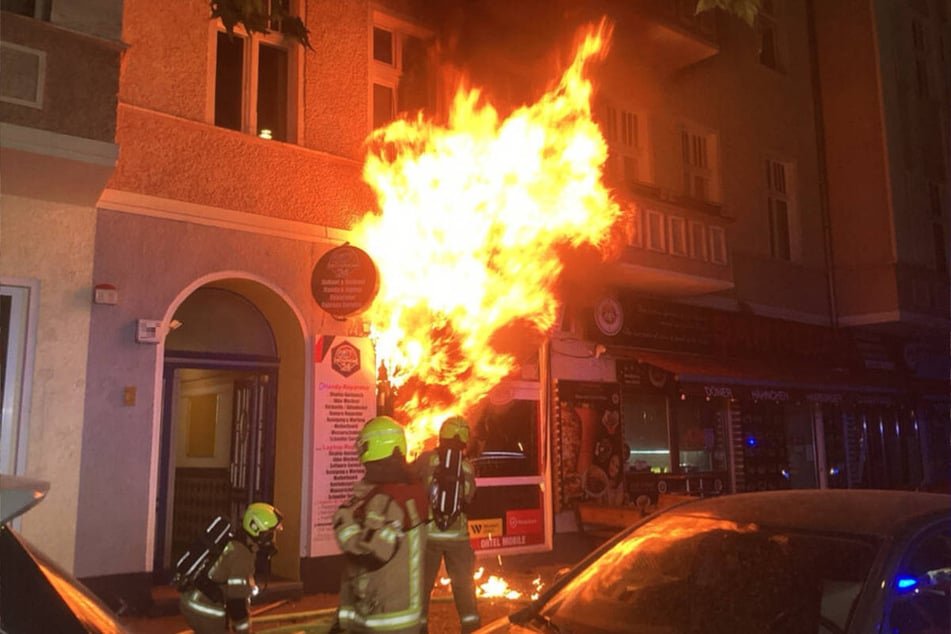 Den Feuerwehrleuten schlagen beim Einsatz in Prenzlauer Berg meterhohe Flammen entgegen.