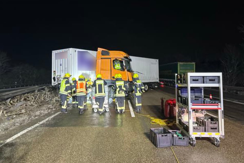 Die Zugmaschine des Sattelschleppers wurde durch den Anprall in die Schutzplanke nach hinten gedreht und verkeilte sich mit dem Auflieger.