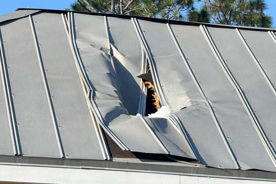 Der Eisklumpen sorgte für einen beträchtlichen Schaden am Hausdach.