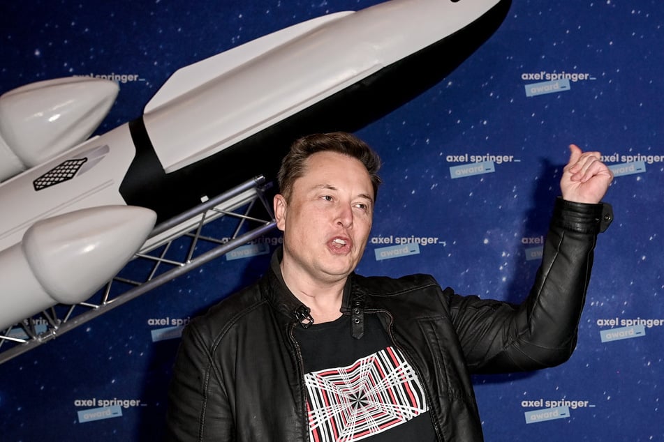 Elon Musk (51), Twitters neuer CEO, soll Mitarbeitenden mit sofortigen Entlassungen gedroht haben, wenn sie die Neuerungen nicht bis nächste Woche umsetzen können.