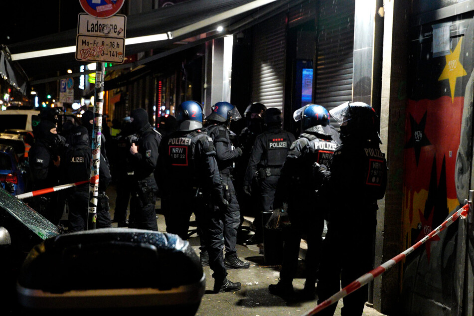 Mit Kräften einer Beweissicherungs- und Festnahmeeinheit durchkämmte die Kripo Köln am Montagabend die Bar auf der Zülpicher Straße.