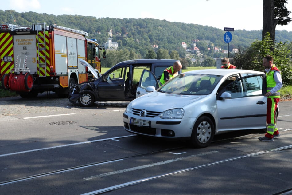 Opel prallt auf VW: Mehrere Menschen unter Schock, Verkehr eingeschränkt