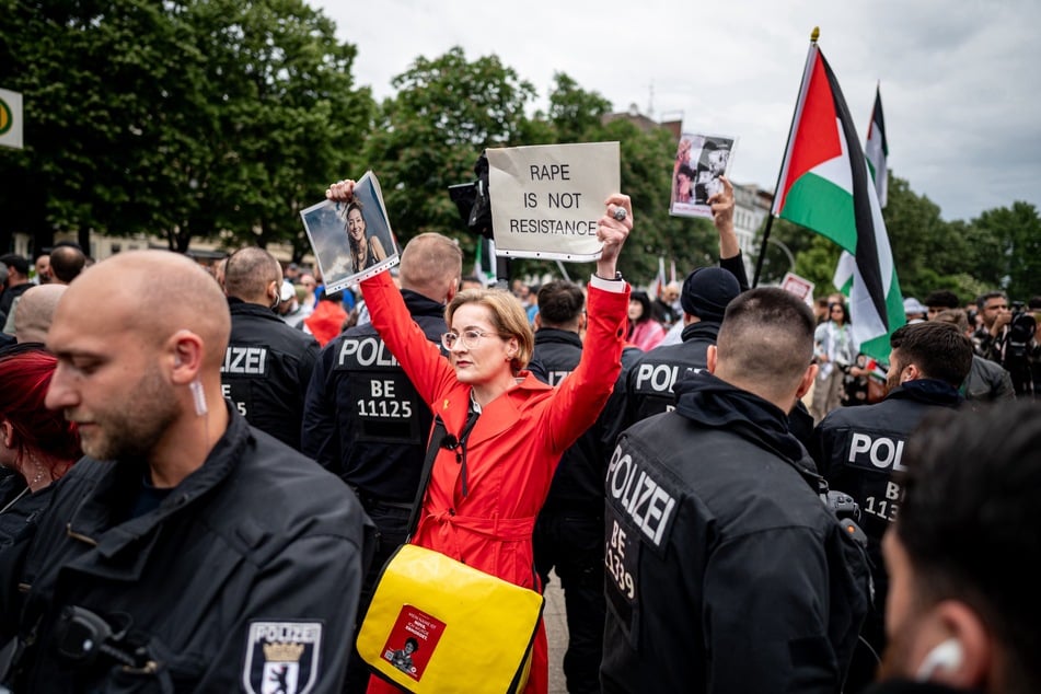 Unter dem Motto "Palestine will be free" (Palästina wird frei sein) wollen die Teilnehmer am Außenministerium vorbei laufen.