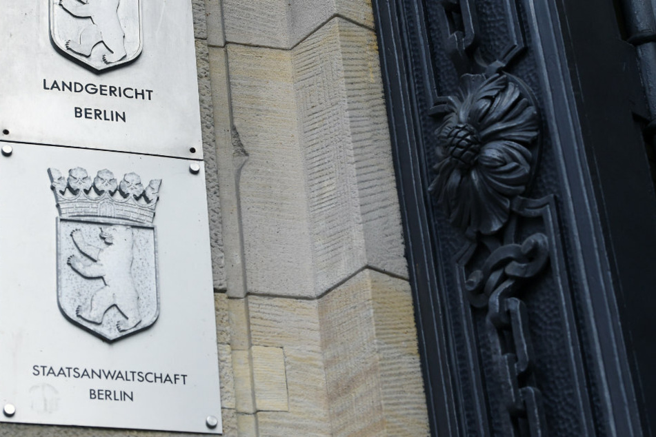 Schilder an der Fassade des Kriminalgerichts Moabit weisen die Staatsanwaltschaft Berlin und das Landgericht Berlin aus.