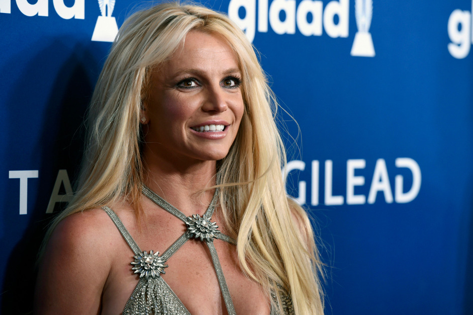 Britney reist laut der Quelle aus ihrem Umfeld gern um die Welt, was hohe Kosten verursacht.