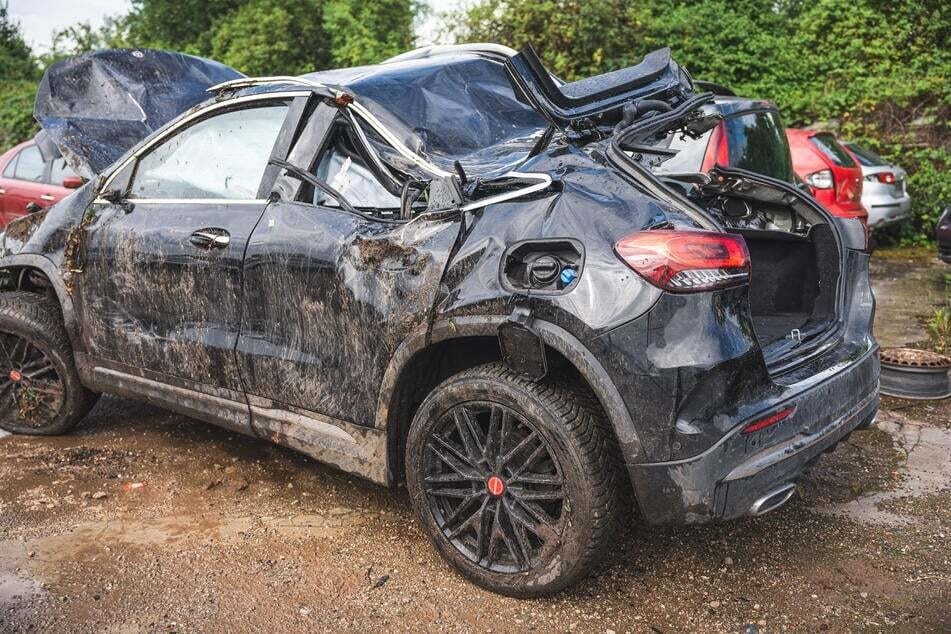 Die drei auf der Rückbank sitzenden Personen im Alter von 19 und 21 Jahren starben bei dem Unfall.
