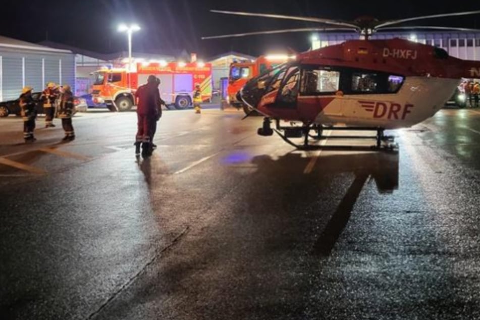 Unfall-Drama auf Parkplatz: Junger Mann wird unter eigenem Auto eingeklemmt