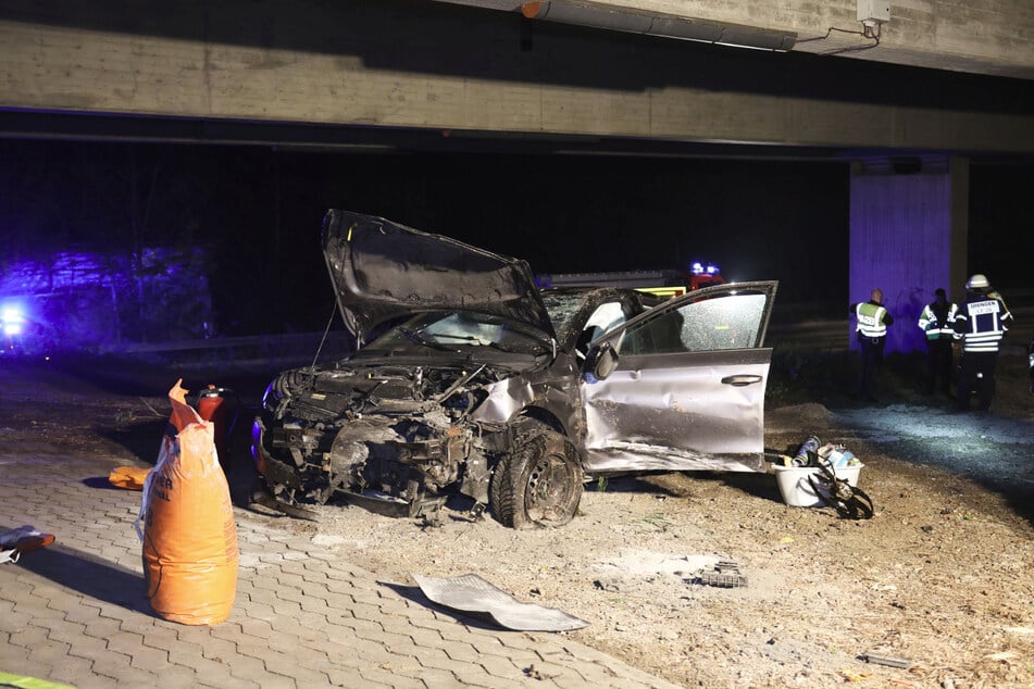 Nach dem Sturz kam der Skoda neben der K1414 zum Liegen.