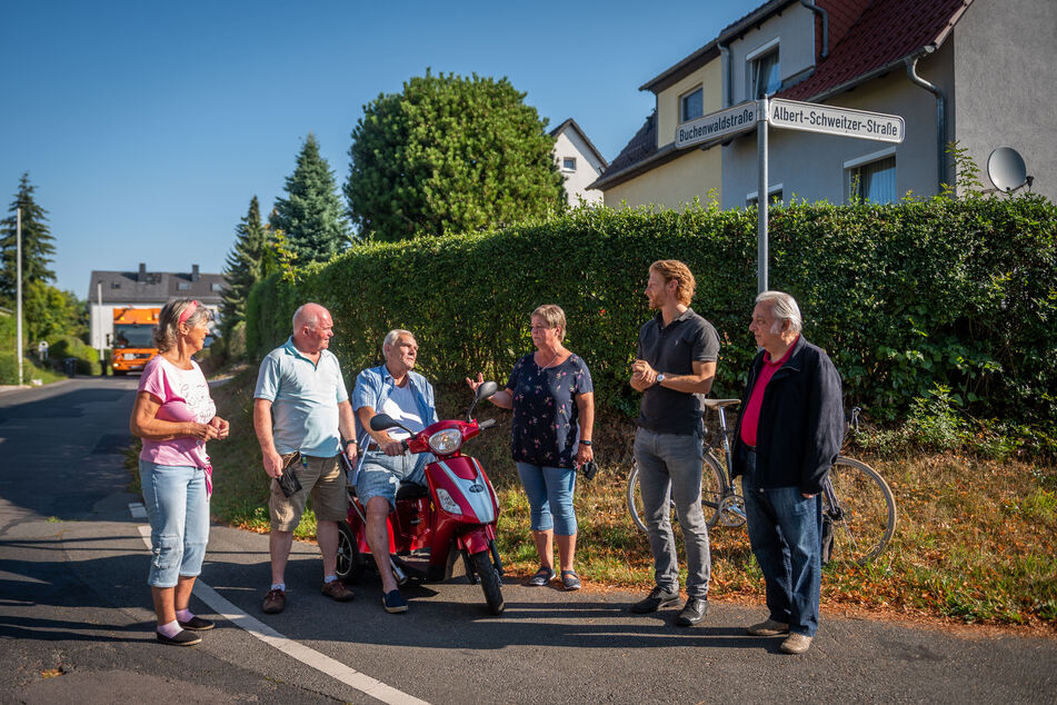 Mit Bau-Bürgermeister Michael Stötzer (47, 2.v.r., Grüne) trafen sich die Anwohner zum Gespräch.