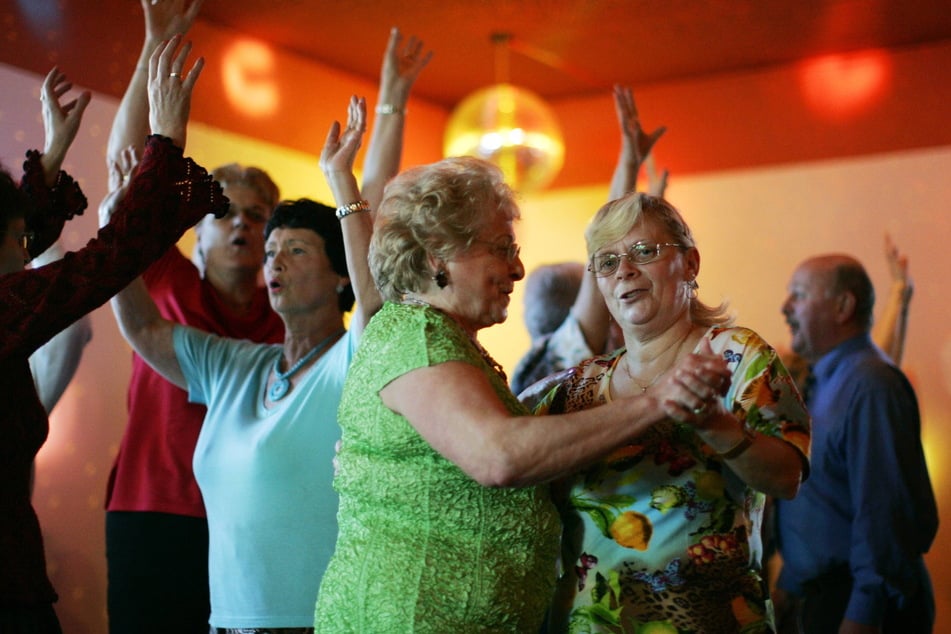 Beim Tanztee gibt es keine Altersgrenze. Wer Lust hat, kann das Tanzbein schwingen. (Archivbild)