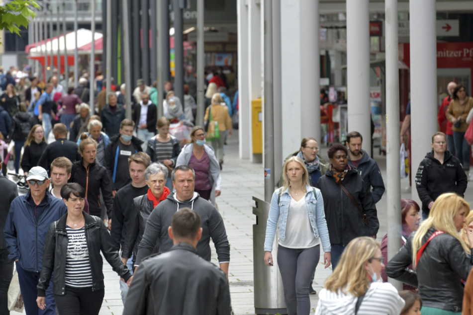 Aktuell zeigen die Daten der Firma "hystreet", dass wieder so viele Menschen über die Einkaufsmeile bummeln wie vor Corona.
