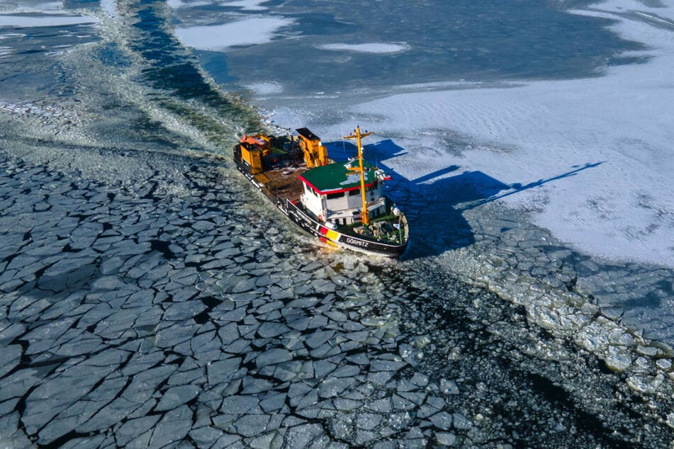Die Fährverbindung von und nach Hiddensee kann aktuell nur mit einem Eisbrecher aufrechterhalten werden. (Symbolfoto)
