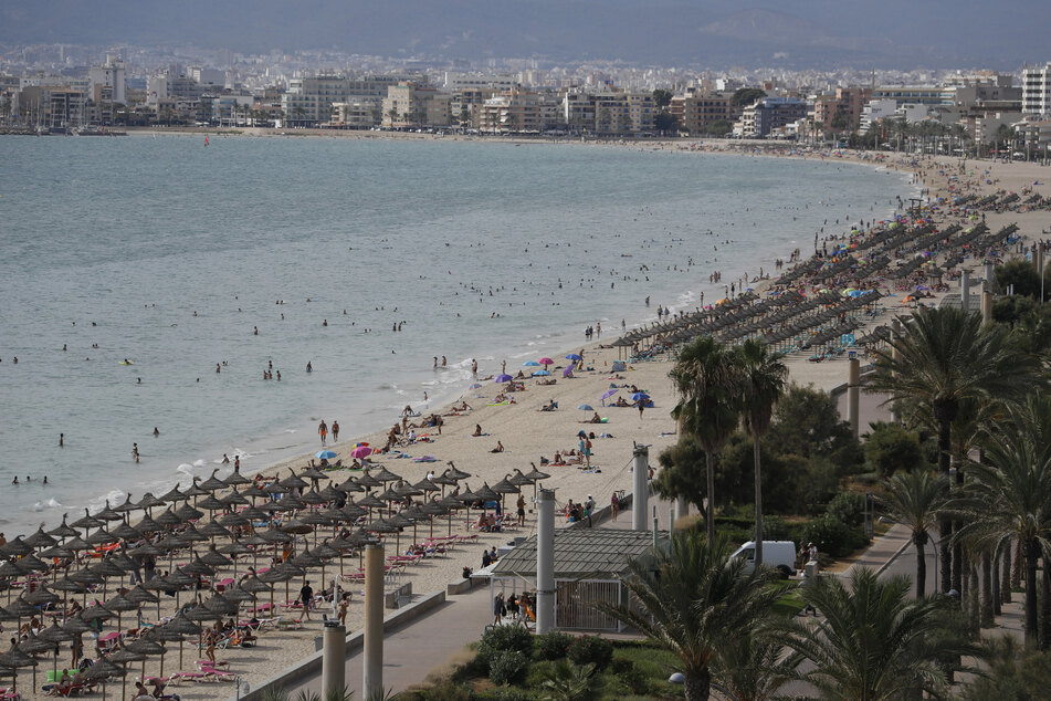 Urlauber genießen ihre Zeit am Strand in Palma.