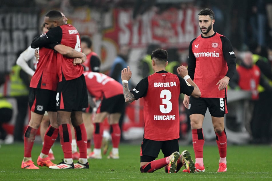 Die Spieler von Bayer 04 Leverkusen feiern den Sieg über den 1. FC Köln und den damit verbundenen Einzug ins DFB-Pokal-Halbfinale.