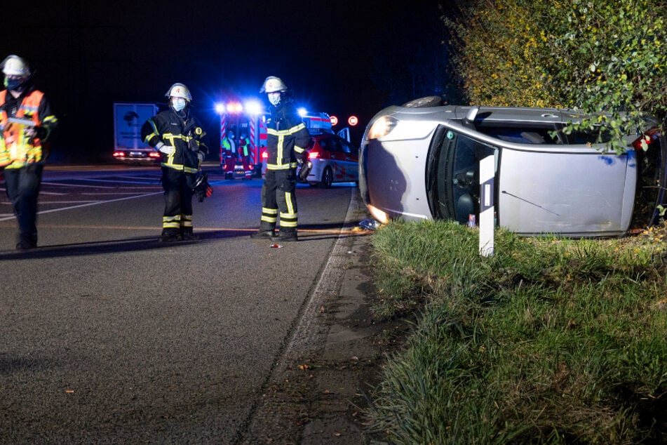 Schwerer Unfall auf der A5: Kleinwagenfahrerin kollidiert mit Laster