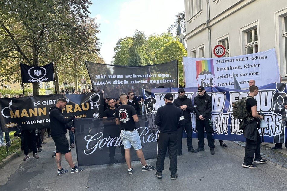 "Es gibt kein Recht auf Homo-Propaganda", hieß es unter anderem auf der Gegendemo.