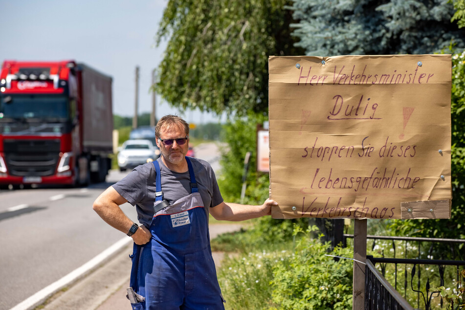 Entlastung für Tanneberg: Metallbauer Uwe Krause (54) mit seinem selbst gebastelten Protestplakat.