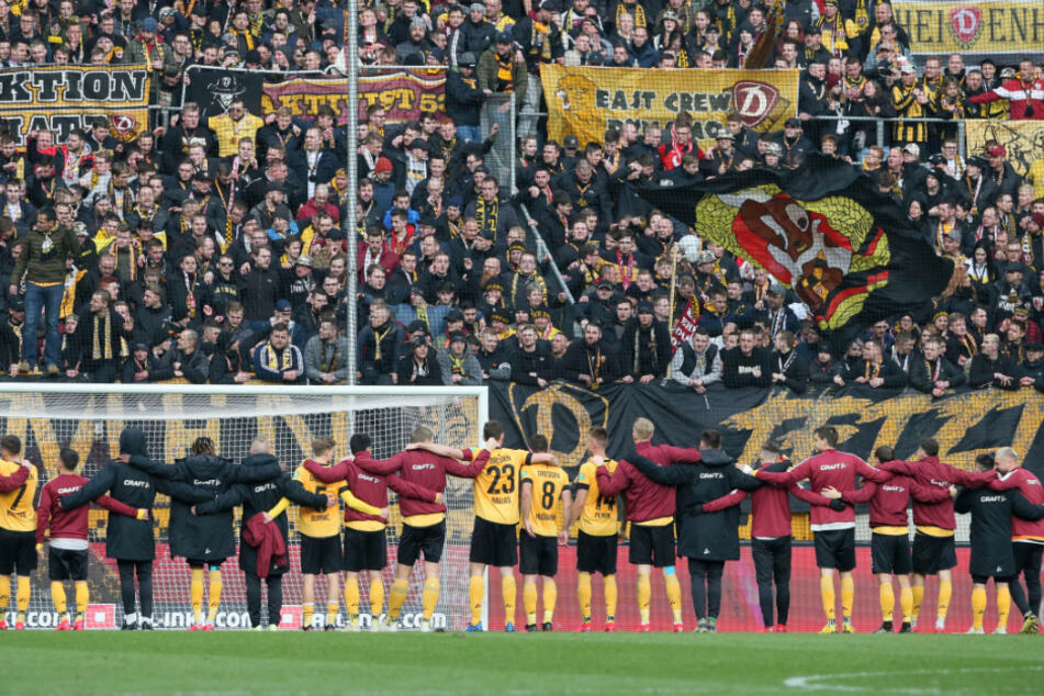 Sieg gegen den Erzrivalen FC Erzgebirge Aue, Licht am Horizont im Abstiegskampf. Die Mannschaft ließ sich von ihren Anhängern feiern.