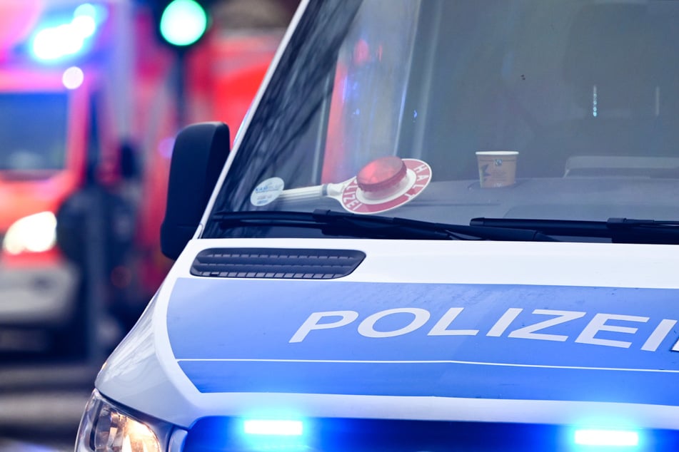 Häufig geben sich die Betrüger als Staatsbedienstete aus, um ihre Opfer unter Druck zu setzen. (Symbolfoto)