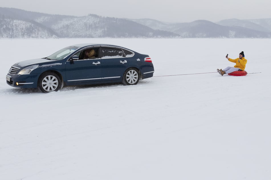 Schlitten an Auto befestigt: Fahrt endet für jungen Mann (†22) tödlich