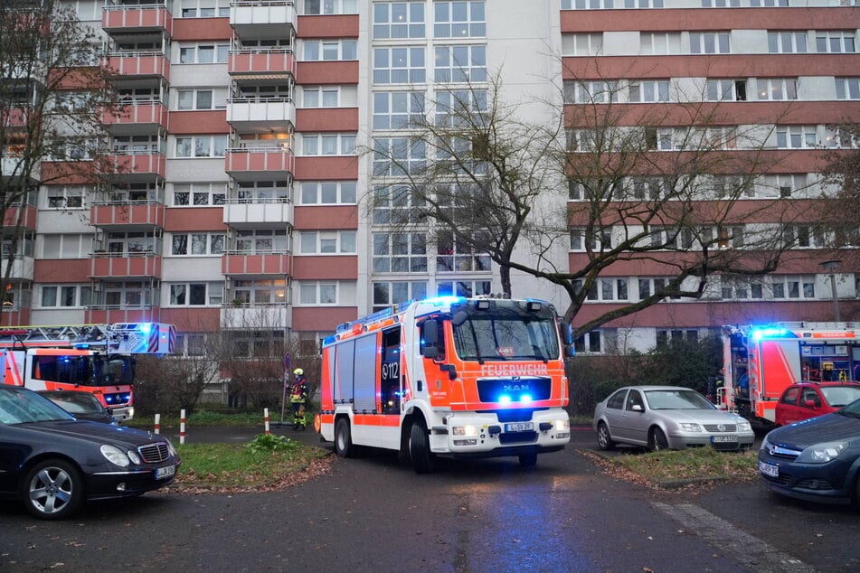 Ein Feuerwehrauto steht vor der "Langen Lene": Kein ungewohnter Anblick in den letzten Wochen.