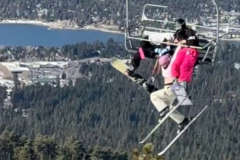 Drama am Skilift: 21-Jährige baumelt meterhoch über der Piste