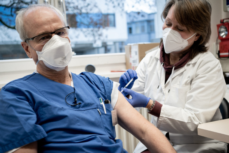 Hans Weigeldt, der Pandemiebeauftragte des Krankenhaus Bethel Berlin, lässt sich im Rahmen der Mitarbeiter-Impfung von Marina Kremer, Betriebsärztin, gegen das Corona-Virus impfen.