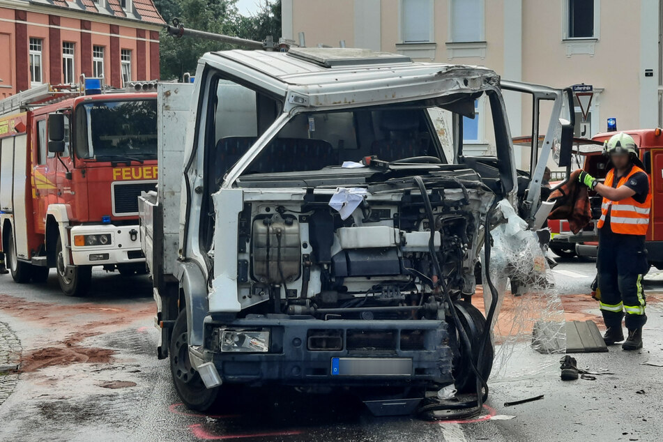Der Fahrer des Lkw musste aus seiner Kabine befreit werden.