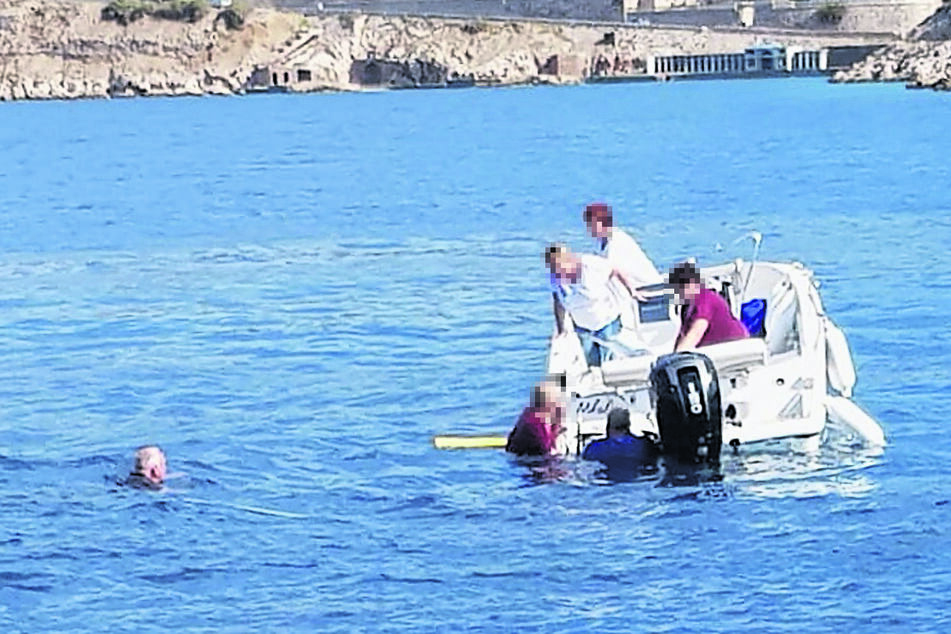 Dramatische Szenen vor der kroatischen Küste: links schwimmt der schwerverletzte Siegmar S. zum Boot zurück, Andre V. und Bernd M. klammern sich außen an die "Calypso".