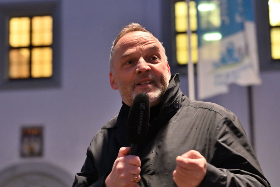 Dirk Neubauer sprach im Januar 2024 auf einer Anti-AfD-Demo in Freiberg. Seitdem gibt es zahlreiche Kundgebungen und Drohungen gegen den Landrat.