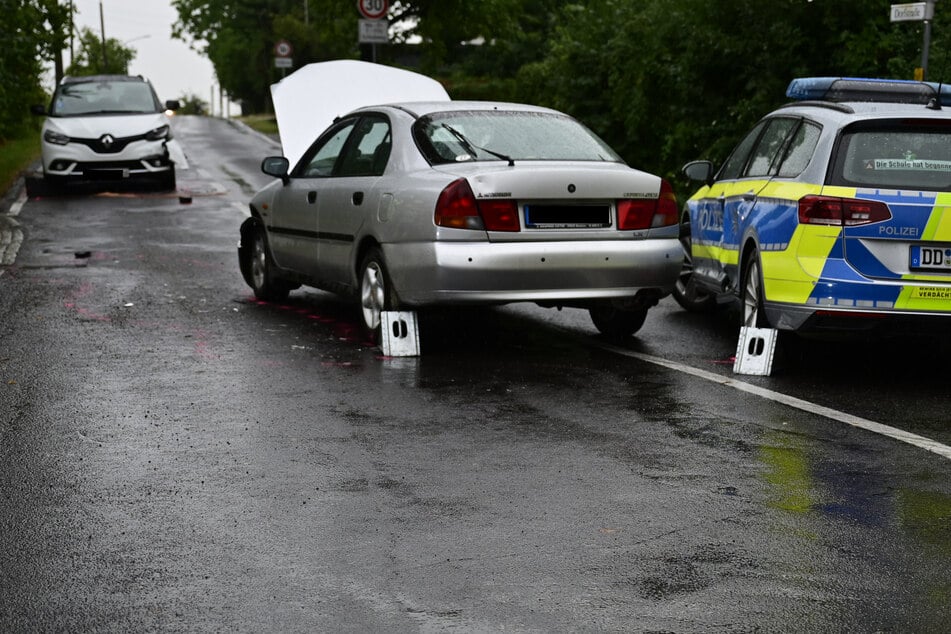 91-Jährige kracht gegen Polizeiauto, fährt in weiteres Auto und verletzt Beamte