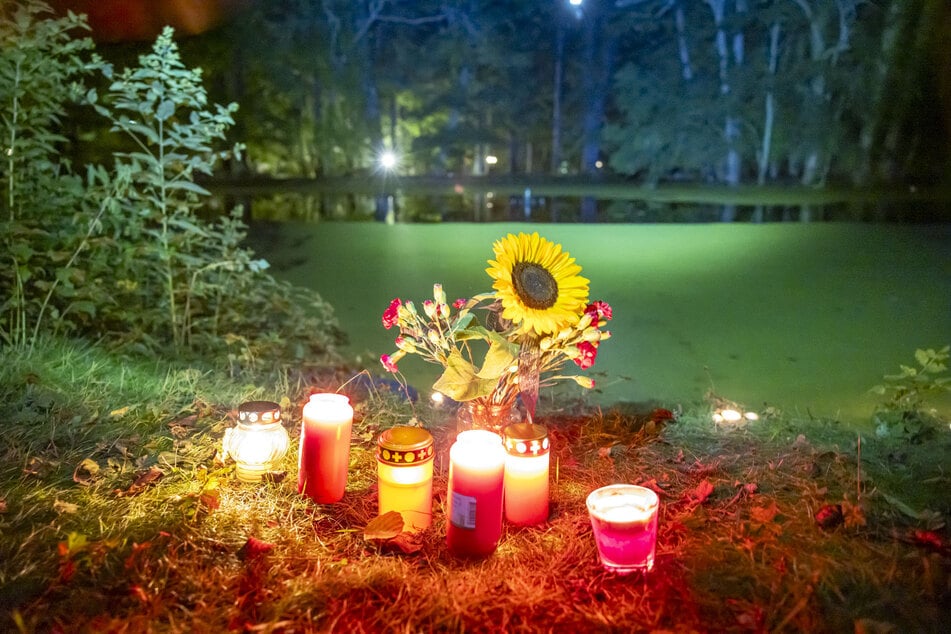Niedergelegte Kerzen und Blumen sollen an den 27-Jährigen erinnern.